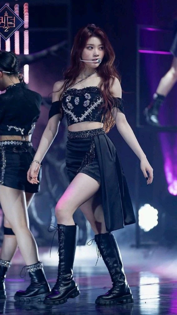 Thiên thần Kpop làm lu mờ Jang Wonyoung: Visual lẫn body đỉnh khỏi bàn nhưng bị gọi là center giả mạo - Hình 9