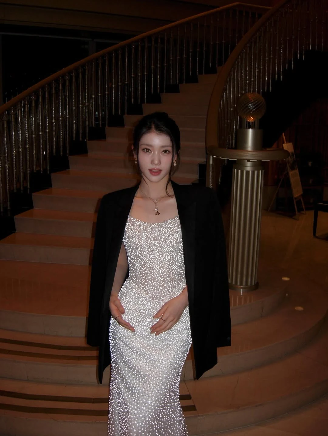 Thiên thần Kpop làm lu mờ Jang Wonyoung: Visual lẫn body đỉnh khỏi bàn nhưng bị gọi là center giả mạo - Hình 5