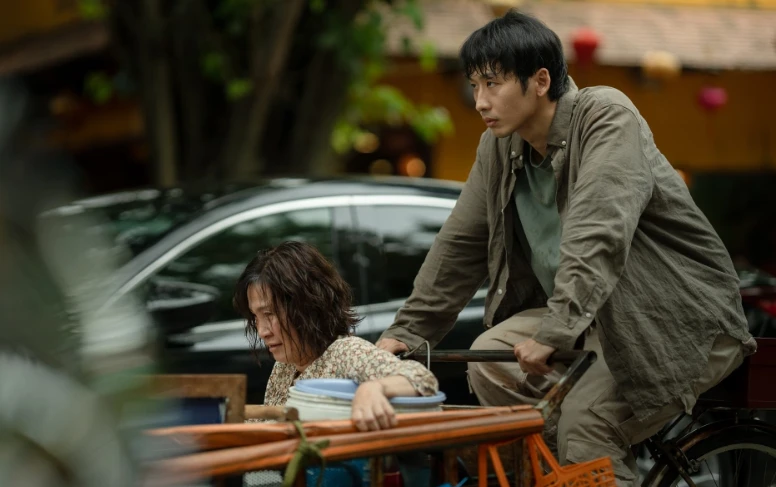 Mang mẹ đi bỏ: gây bão phòng vé, vượt Conan, thu trăm tỷ ngay suất chiếu sớm - Hình 2