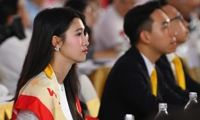 Á hậu Phương Nhi tái xuất sự kiện Quốc Gia, xách túi nửa tỷ, biểu cảm cứng đơ - Hình 2