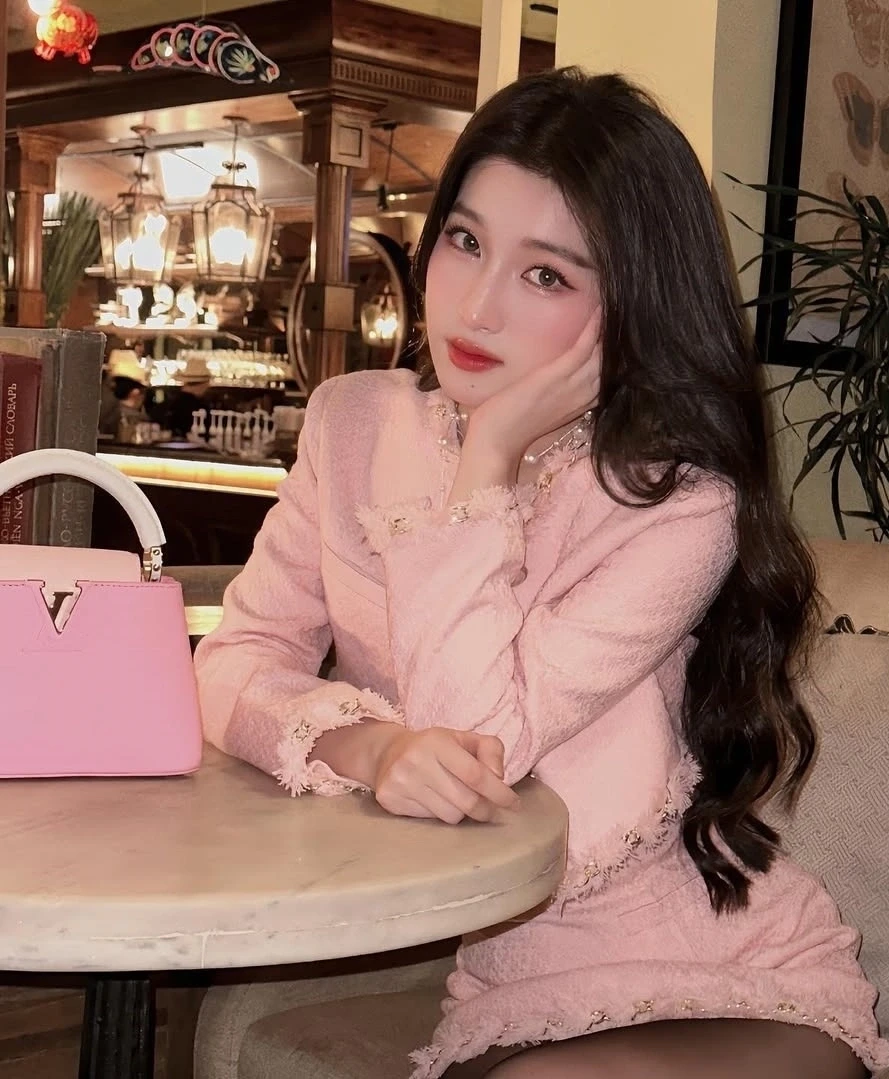 Á hậu Phương Nhi tái xuất sự kiện Quốc Gia, xách túi nửa tỷ, biểu cảm cứng đơ - Hình 1