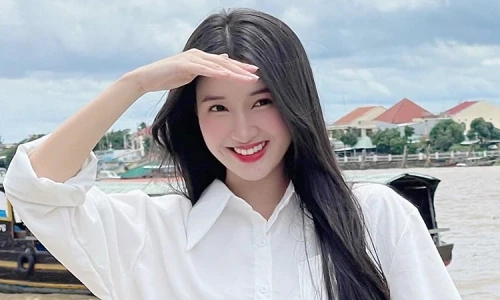 Á hậu Phương Nhi tái xuất sự kiện Quốc Gia, xách túi nửa tỷ, biểu cảm cứng đơ - Hình 8