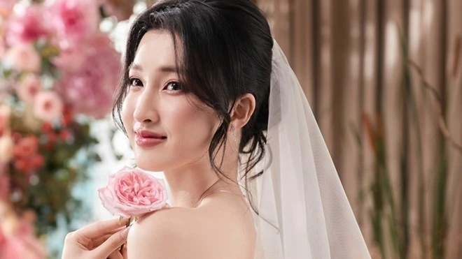 Á hậu Phương Nhi tái xuất sự kiện Quốc Gia, xách túi nửa tỷ, biểu cảm cứng đơ - Hình 5