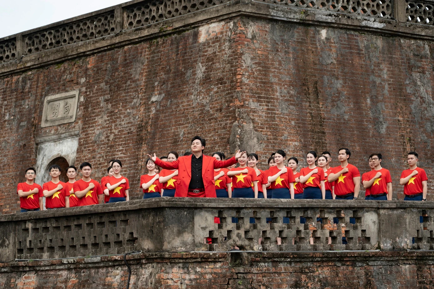 Divo Tùng Dương: Tôi tự hào dùng âm nhạc ngợi ca Tổ quốc - Hình 1