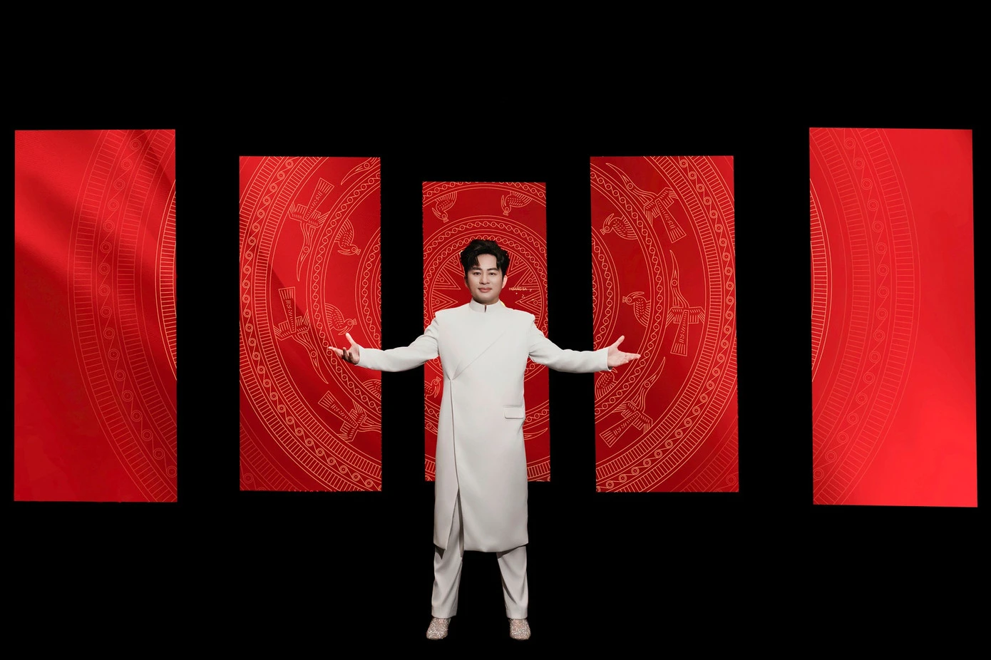 Divo Tùng Dương: Tôi tự hào dùng âm nhạc ngợi ca Tổ quốc - Hình 2