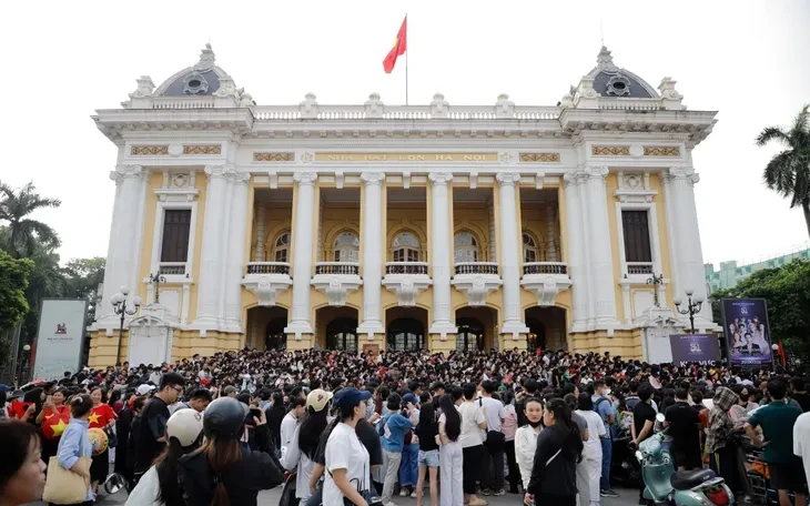 Sốc với cảnh tượng hàng ngàn người chờ từ 3 giờ sáng camp vé concert quốc gia - Hình 4