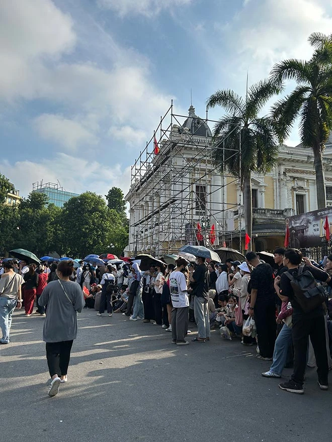 Sốc với cảnh tượng hàng ngàn người chờ từ 3 giờ sáng camp vé concert quốc gia - Hình 8
