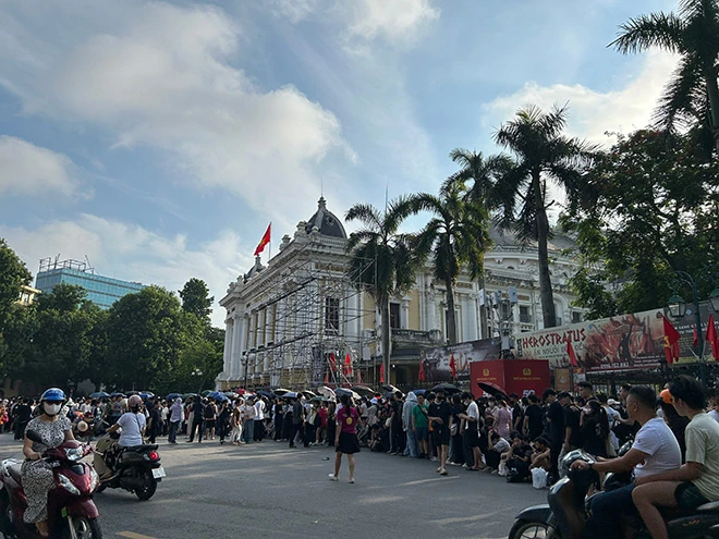 Sốc với cảnh tượng hàng ngàn người chờ từ 3 giờ sáng camp vé concert quốc gia - Hình 7