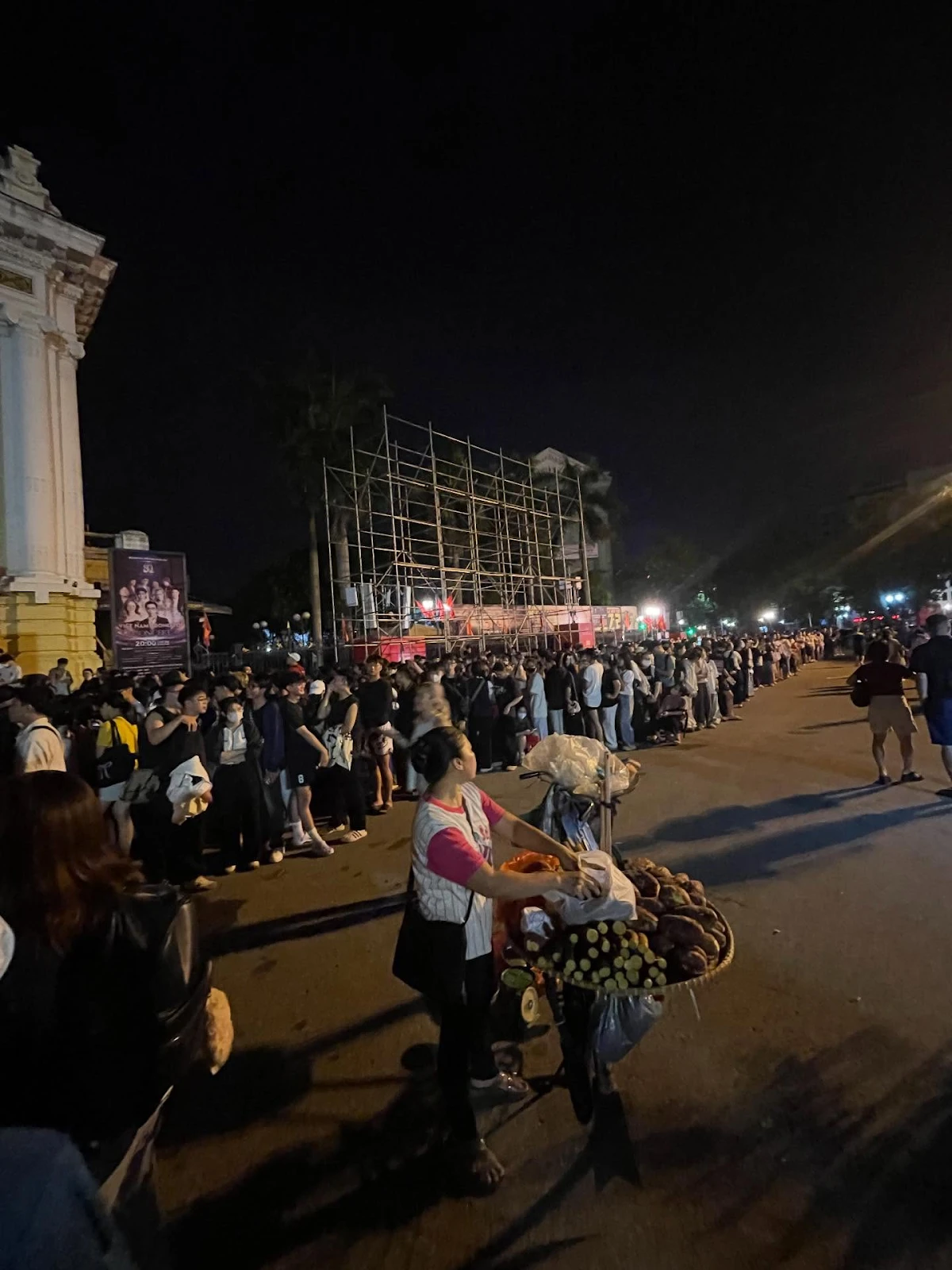 Sốc với cảnh tượng hàng ngàn người chờ từ 3 giờ sáng camp vé concert quốc gia - Hình 3
