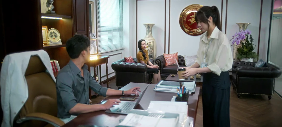 Gió ngang khoảng trời xanh - Tập 6: Đúng lúc bất hòa với chồng vì có bầu, Lam va phải phi công - Hình 11