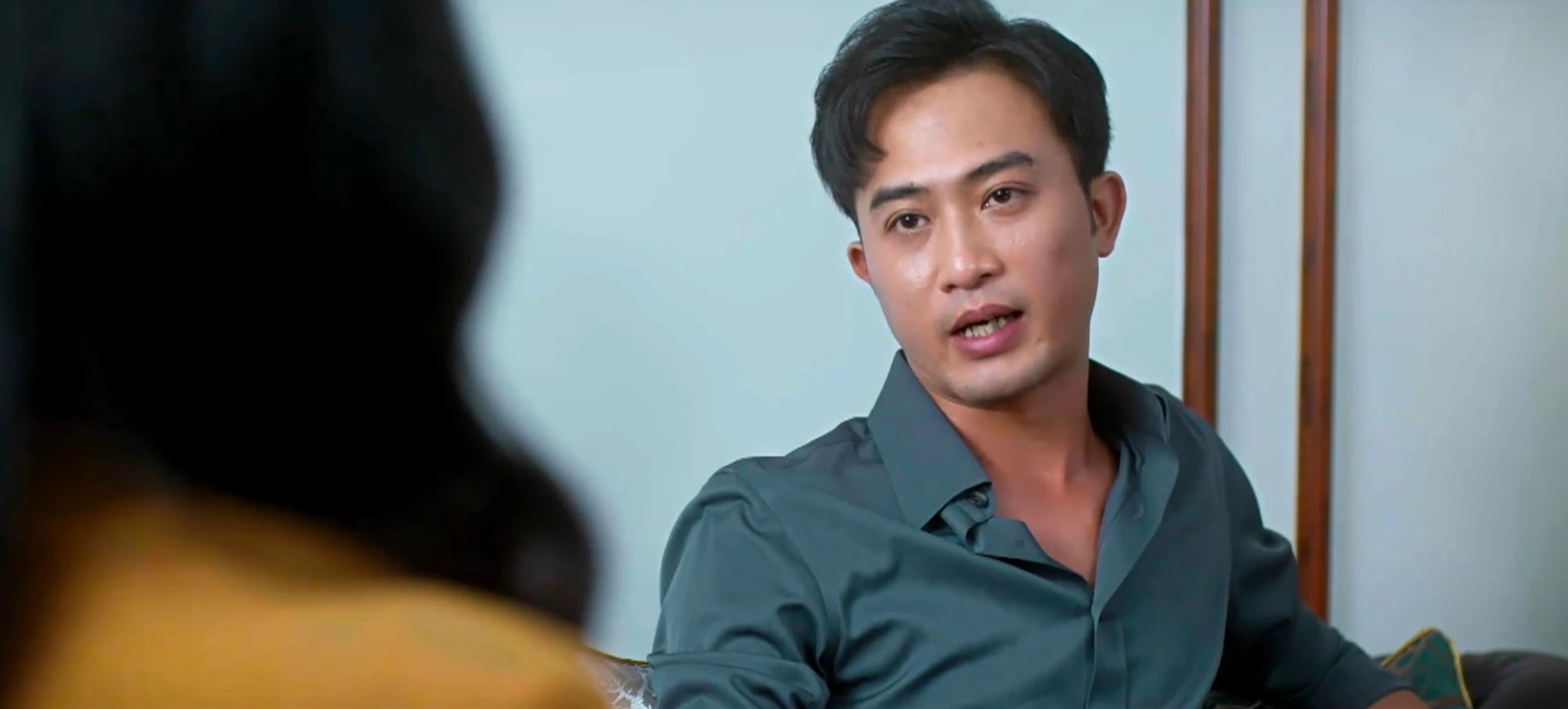 Gió ngang khoảng trời xanh - Tập 6: Đúng lúc bất hòa với chồng vì có bầu, Lam va phải phi công - Hình 10