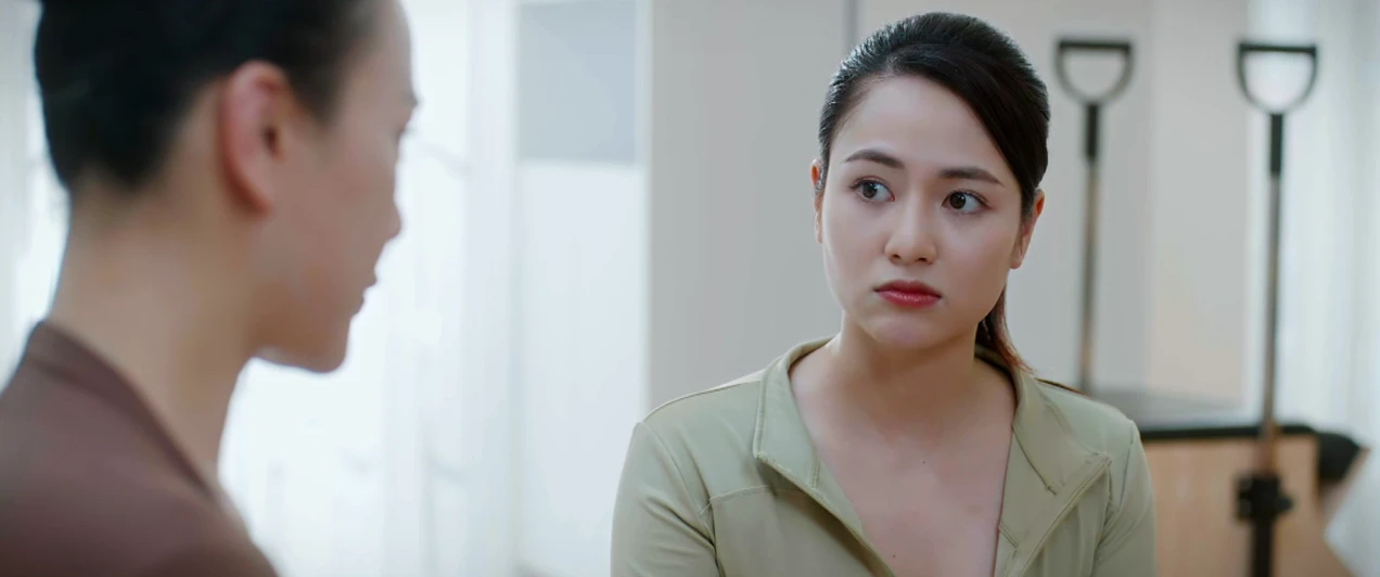 Gió ngang khoảng trời xanh - Tập 6: Đúng lúc bất hòa với chồng vì có bầu, Lam va phải phi công - Hình 14