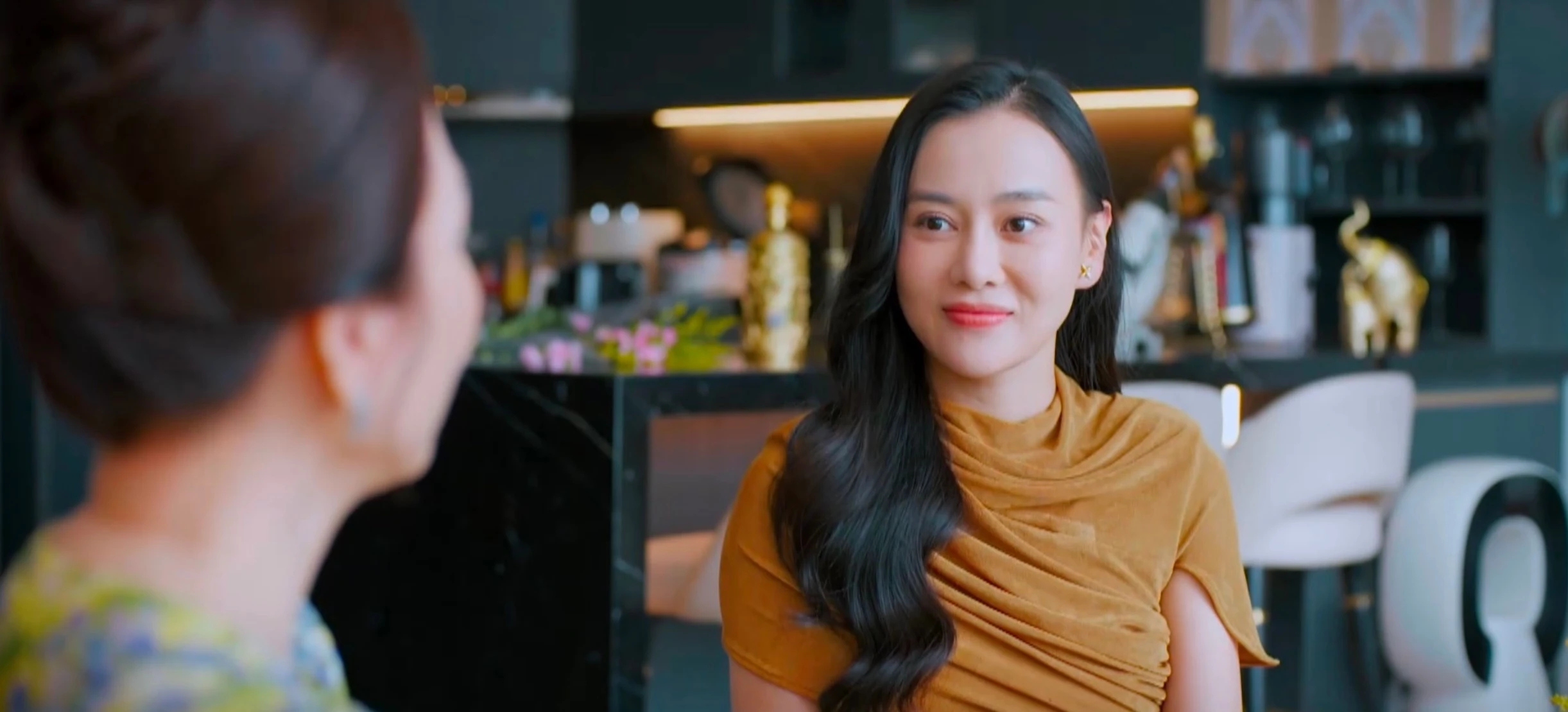 Gió ngang khoảng trời xanh - Tập 6: Đúng lúc bất hòa với chồng vì có bầu, Lam va phải phi công - Hình 8