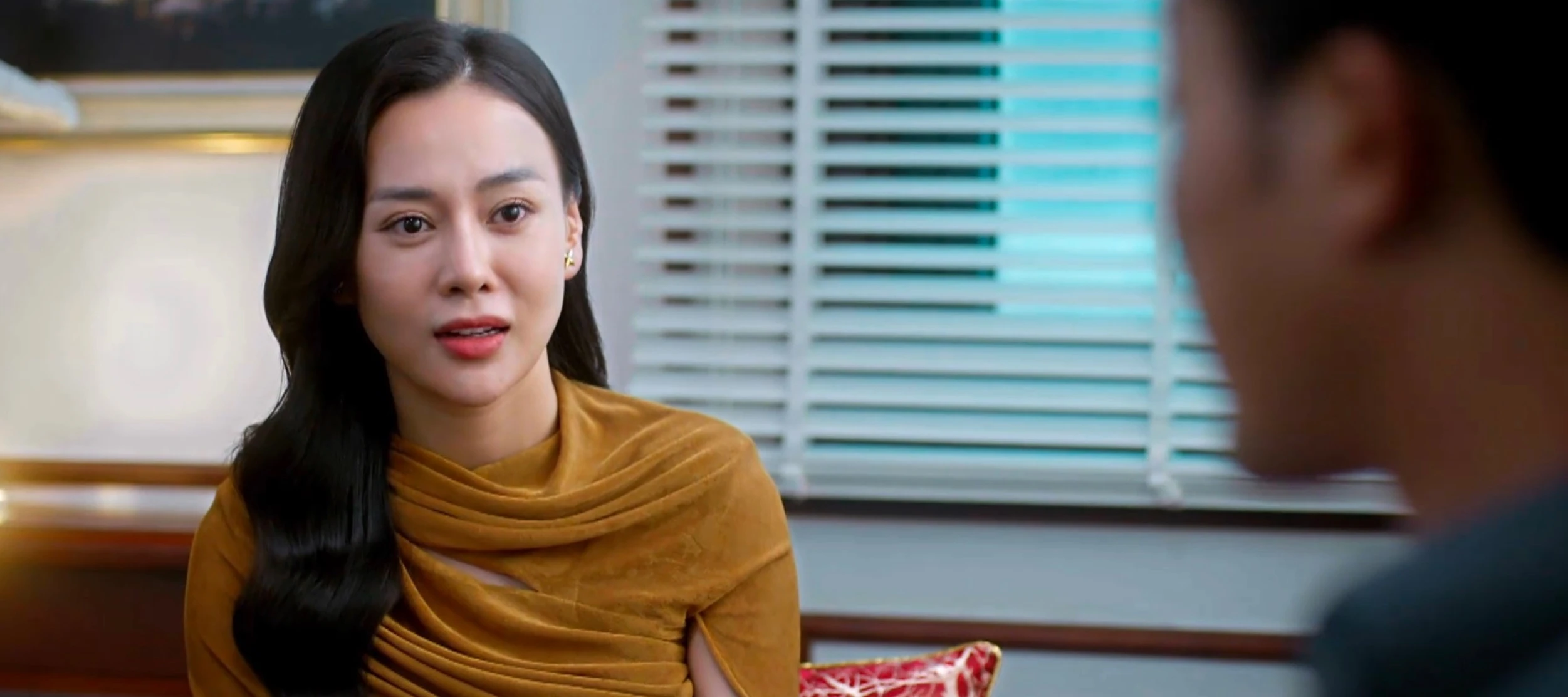 Gió ngang khoảng trời xanh - Tập 6: Đúng lúc bất hòa với chồng vì có bầu, Lam va phải phi công - Hình 9