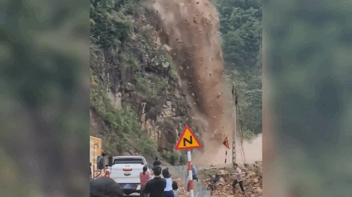 Khoảnh khắc hàng trăm m3 đất đá đổ ập xuống, người đi đường bỏ chạy tán loạn - Hình 3