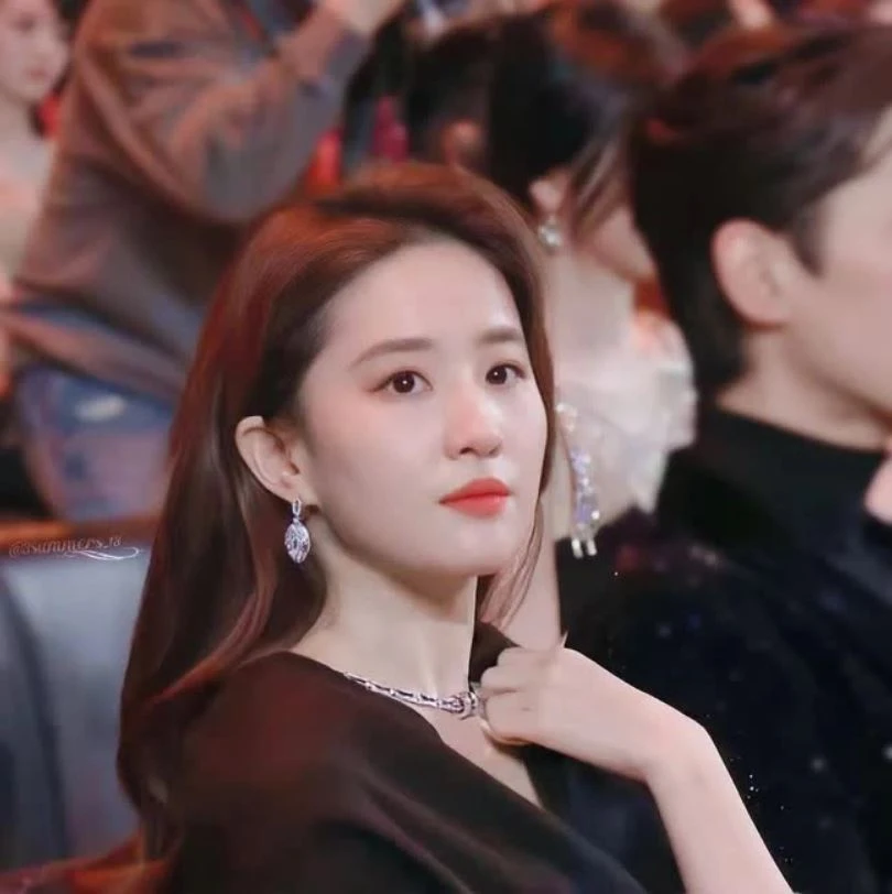 Lưu Diệc Phi lộ mặt mộc ở Bắc Kinh, nhan sắc thật sốc, lộ chi tiết bất ngờ - Hình 5