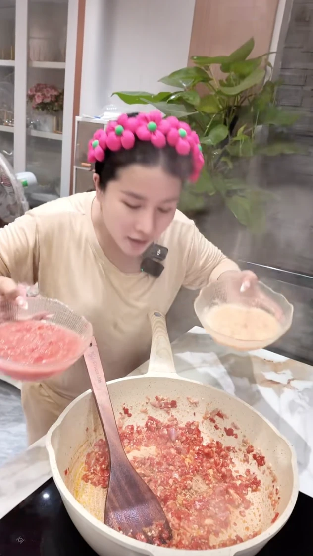 Bà Nhân Vlog xây nhà tiền tỷ, bị chê nấu ăn mất vệ sinh, Quỳnh Trần ngấu nghiến - Hình 5