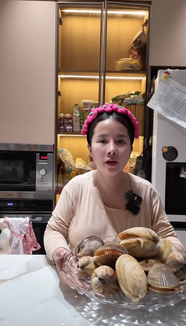 Bà Nhân Vlog xây nhà tiền tỷ, bị chê nấu ăn mất vệ sinh, Quỳnh Trần ngấu nghiến - Hình 3