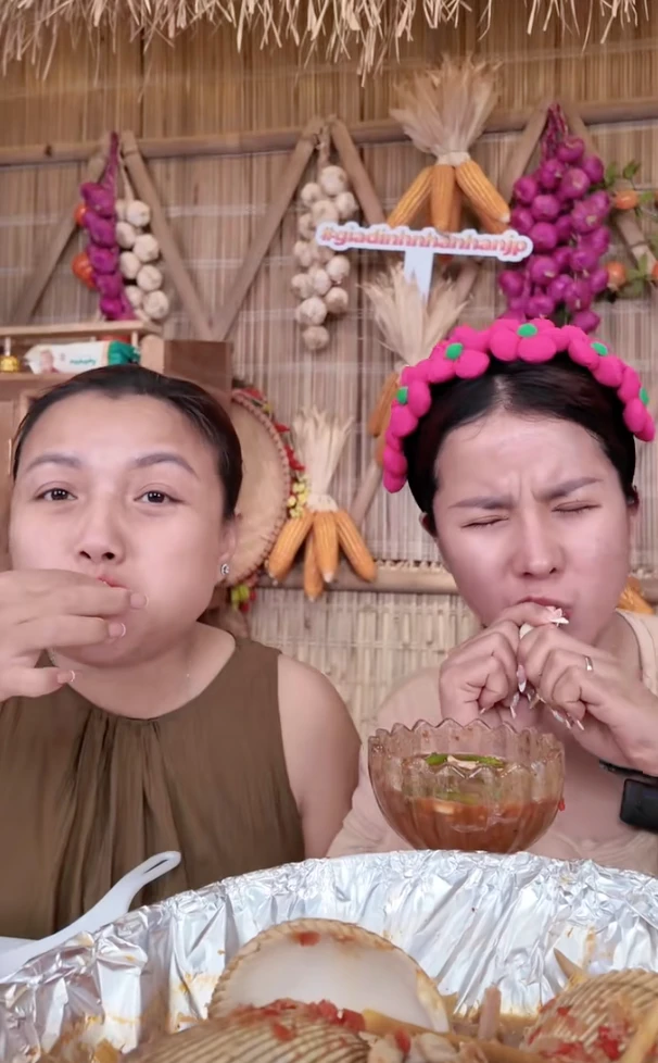 Bà Nhân Vlog xây nhà tiền tỷ, bị chê nấu ăn mất vệ sinh, Quỳnh Trần ngấu nghiến - Hình 7