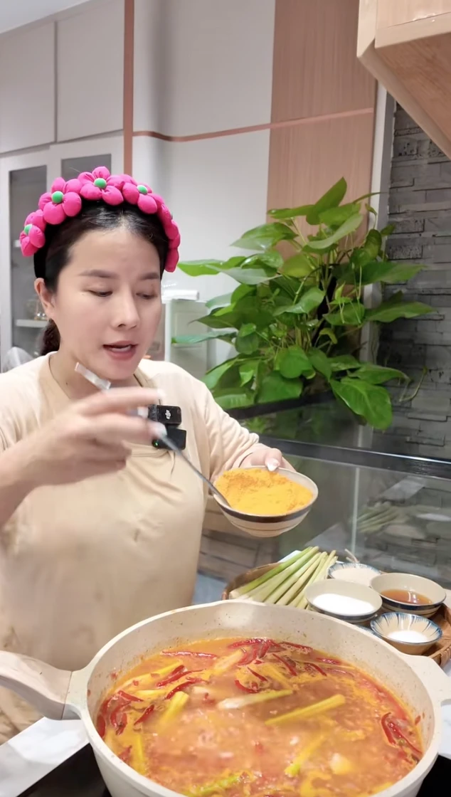 Bà Nhân Vlog xây nhà tiền tỷ, bị chê nấu ăn mất vệ sinh, Quỳnh Trần ngấu nghiến - Hình 4