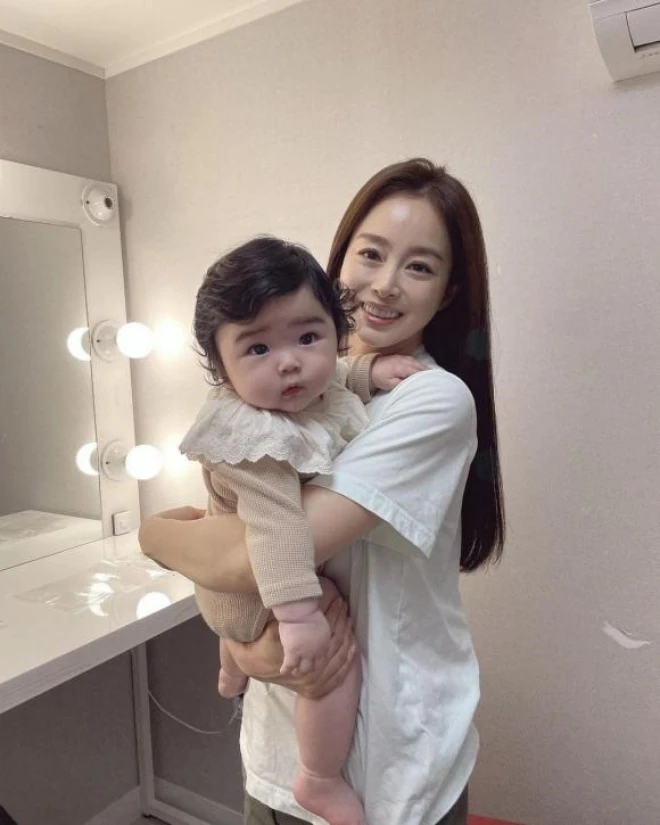Con gái Kim Tae Hee được ông trùm Kbiz để mắt, hứa hẹn tương lai chấn động - Hình 6