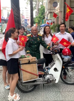 Cựu chiến binh U80 trốn vợ tự lái xe ra Hà Nội xem diễu binh, lý do xúc động - Hình 5