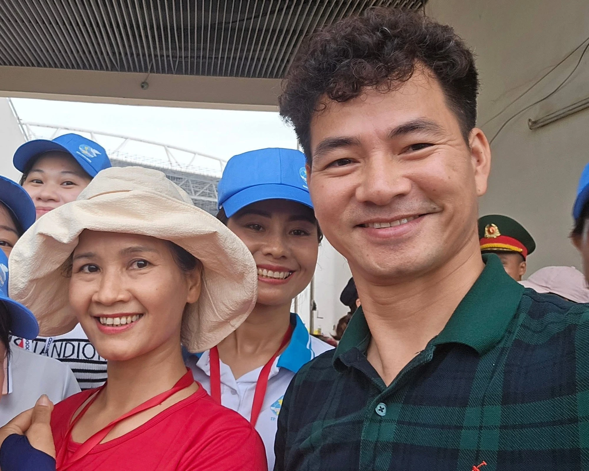 Nữ diễn viên chụp ảnh cùng Cục trưởng Xuân Bắc ở Tổng hợp luyện A80 là ai mà viral khắp MXH? - Hình 2