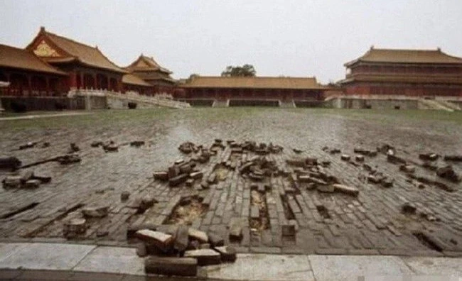 Tử Cấm Thành trải qua động đất, để lộ bí mật dưới lớp nền, viên gạch có kí tự lạ - Hình 2