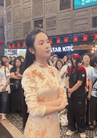 Con trai Quang Hải đại náo họp báo của Hoà Minzy, Chu Thanh Huyền trông con mệt bở hơi tai - Hình 1