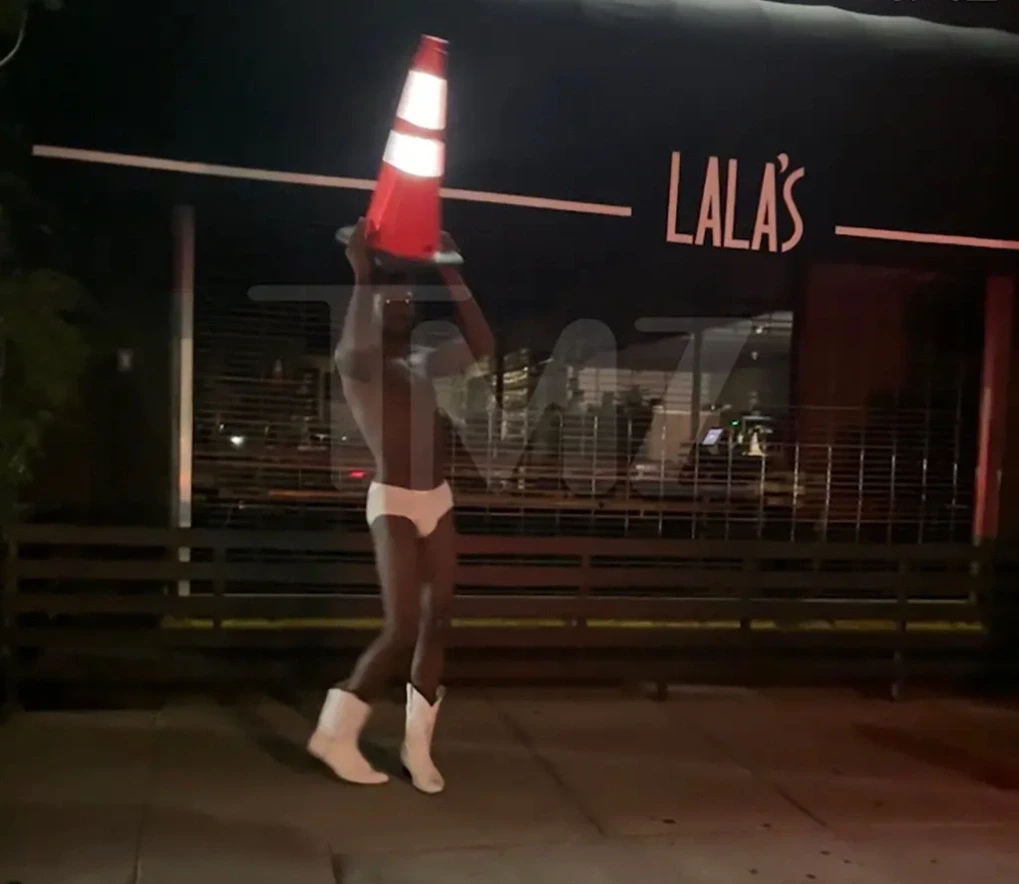 Lil Nas X chủ hit Old Town Road, lộ hết body, tung tăng 4 giờ sáng trên đại lộ - Hình 2