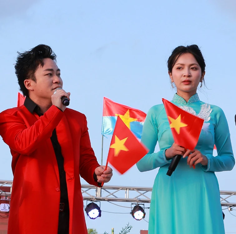 Tùng Dương bật khóc, bị ép hát lại ca khúc 5 tỷ view giữa 60 nghìn người - Hình 3