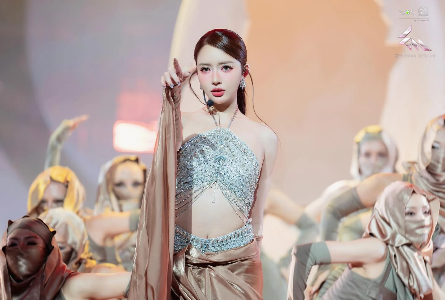 Anh họ Tăng Duy Tân thái độ không hài lòng với màn trao giải của Bích Phương? - Hình 7