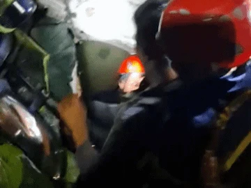 Cảnh sát trắng đêm cứu tài xế kẹt trong xe tải chênh vênh bên vực sâu - Hình 3