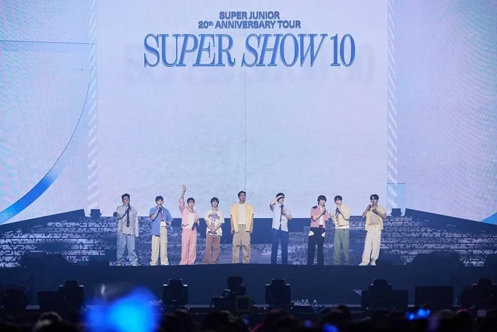 Kyuhyun (Super Junior) ngồi ghế suốt concert, SM tiết lộ tình trạng, fan sốc! - Hình 3