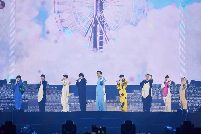 Kyuhyun (Super Junior) ngồi ghế suốt concert, SM tiết lộ tình trạng, fan sốc! - Hình 1