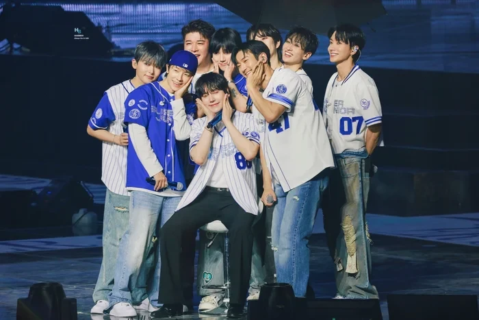 Kyuhyun (Super Junior) ngồi ghế suốt concert, SM tiết lộ tình trạng, fan sốc! - Hình 4