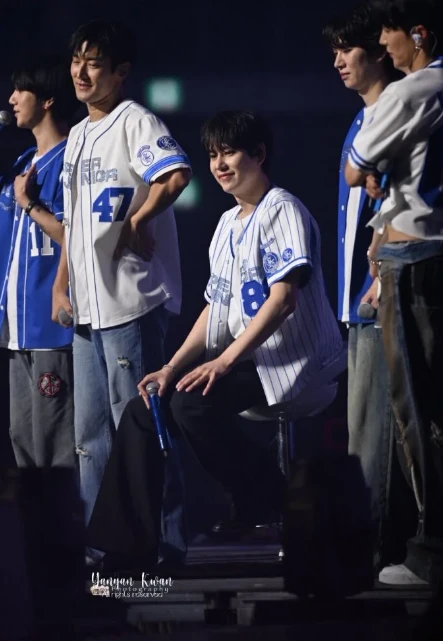 Kyuhyun (Super Junior) ngồi ghế suốt concert, SM tiết lộ tình trạng, fan sốc! - Hình 2