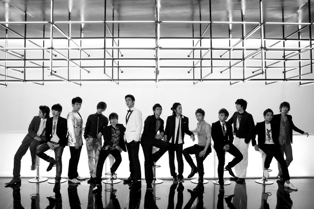 Kyuhyun (Super Junior) ngồi ghế suốt concert, SM tiết lộ tình trạng, fan sốc! - Hình 6