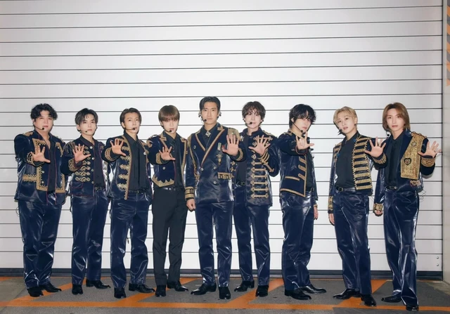 Kyuhyun (Super Junior) ngồi ghế suốt concert, SM tiết lộ tình trạng, fan sốc! - Hình 7