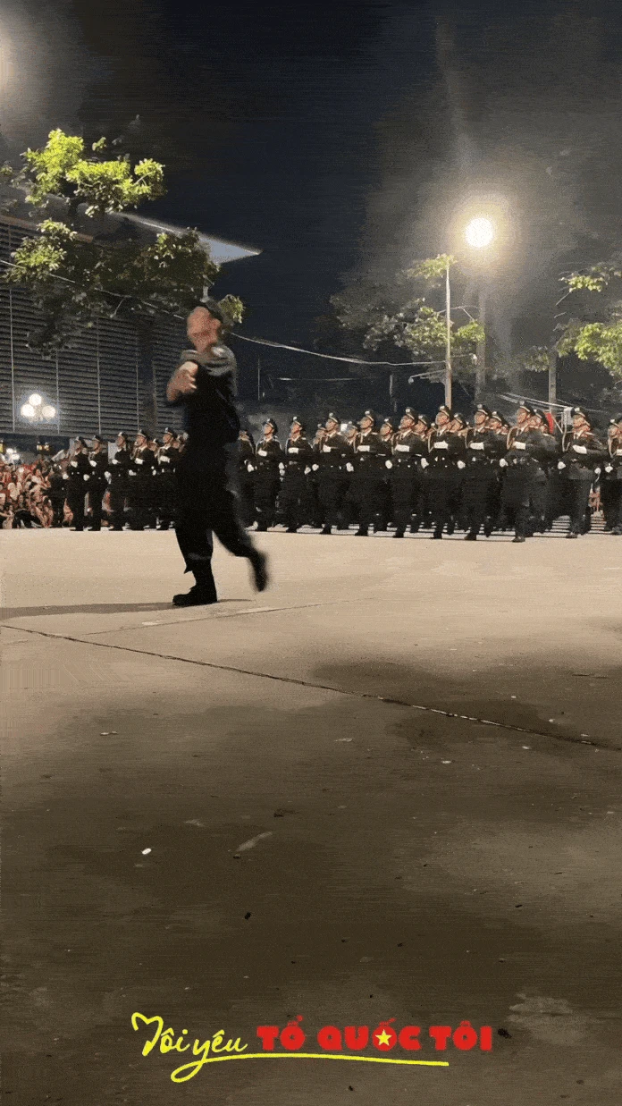 Sơn Tùng có thể sĩ đến hết đời: Khối diễu binh vừa đi vừa hát bản hit 10 năm tuổi, nhân dân đứng quanh cùng hoà ca! - Hình 6
