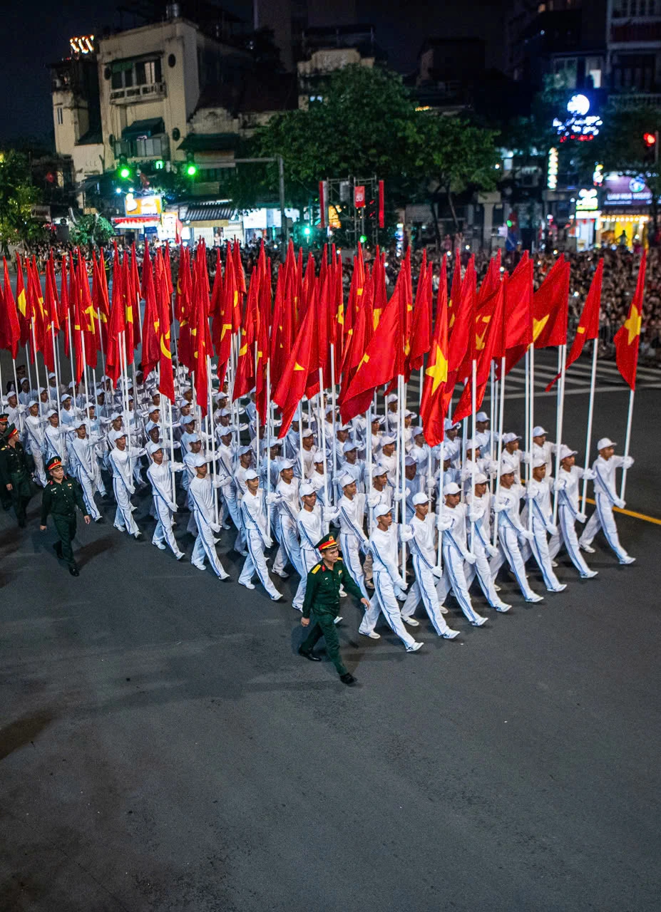 Vì sao khối diễu binh hát hit 10 năm của Sơn Tùng, chính chủ phải vào khen - Hình 7