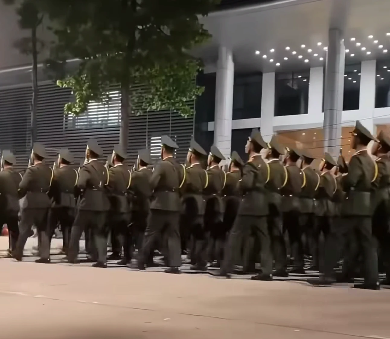 Vì sao khối diễu binh hát hit 10 năm của Sơn Tùng, chính chủ phải vào khen - Hình 3