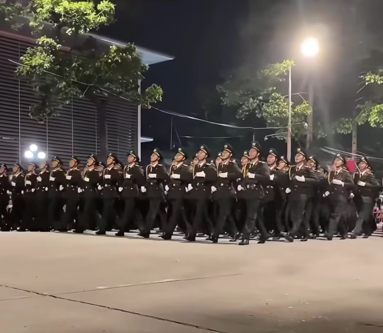 Vì sao khối diễu binh hát hit 10 năm của Sơn Tùng, chính chủ phải vào khen - Hình 2