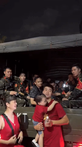 Vợ chồng Duy Mạnh tặng kem, sĩ hết nấc khi chụp ảnh cùng chiến sĩ A80 - Hình 3