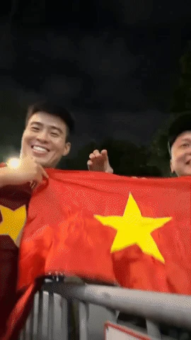 Vợ chồng Duy Mạnh tặng kem, sĩ hết nấc khi chụp ảnh cùng chiến sĩ A80 - Hình 4