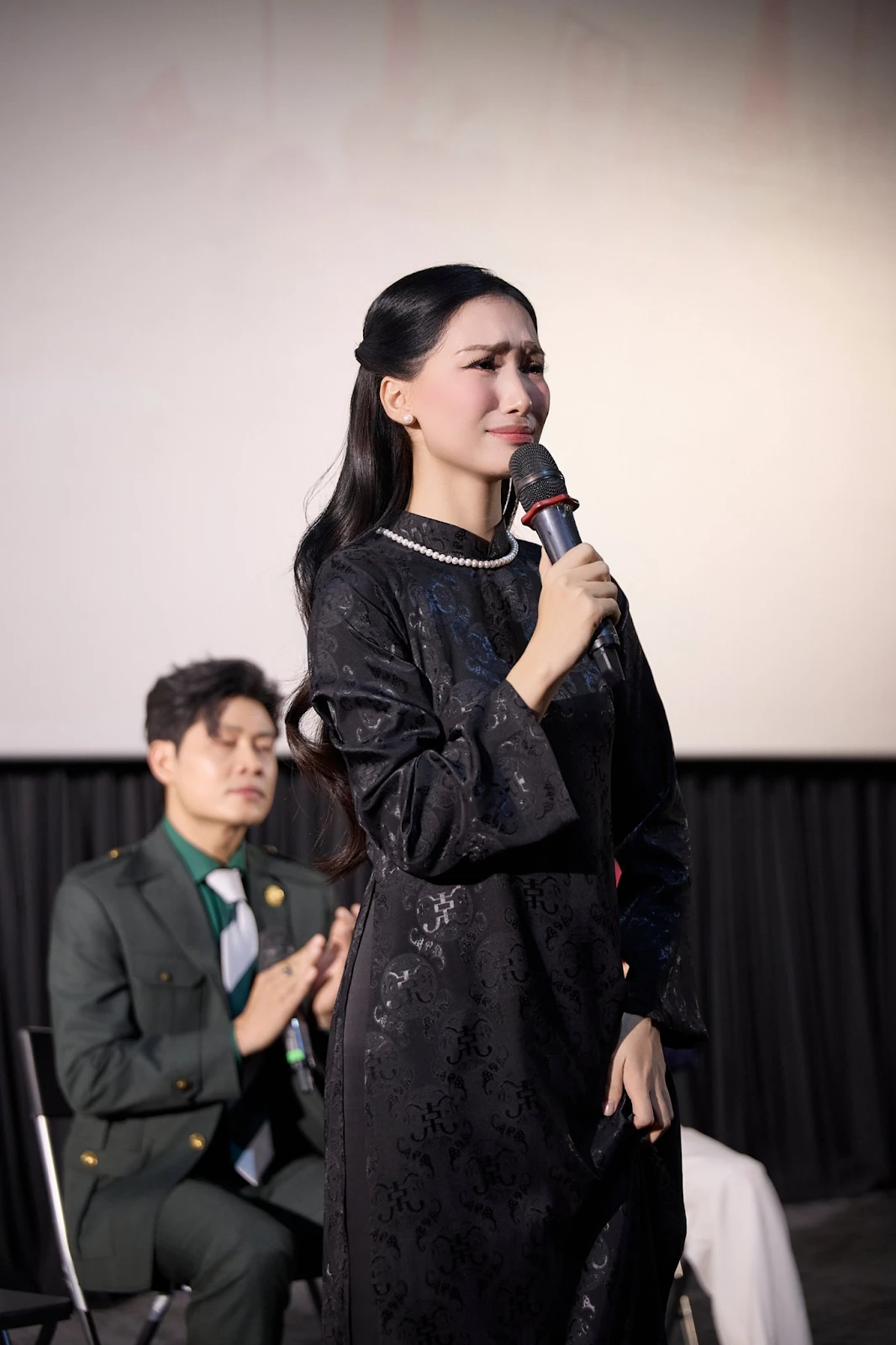 Hòa Minzy kể chuyện tâm linh khi quay MV ở nghĩa trang liệt sĩ, nghe nổi da gà - Hình 1