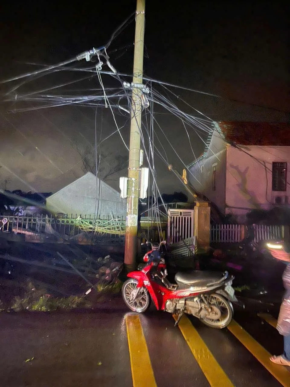 Lốc xoáy kinh hoàng ở Ninh Bình: Chỉ trong 2 phút hàng trăm nhà dân bị hư hại, cả con phố tan hoang - Hình 11