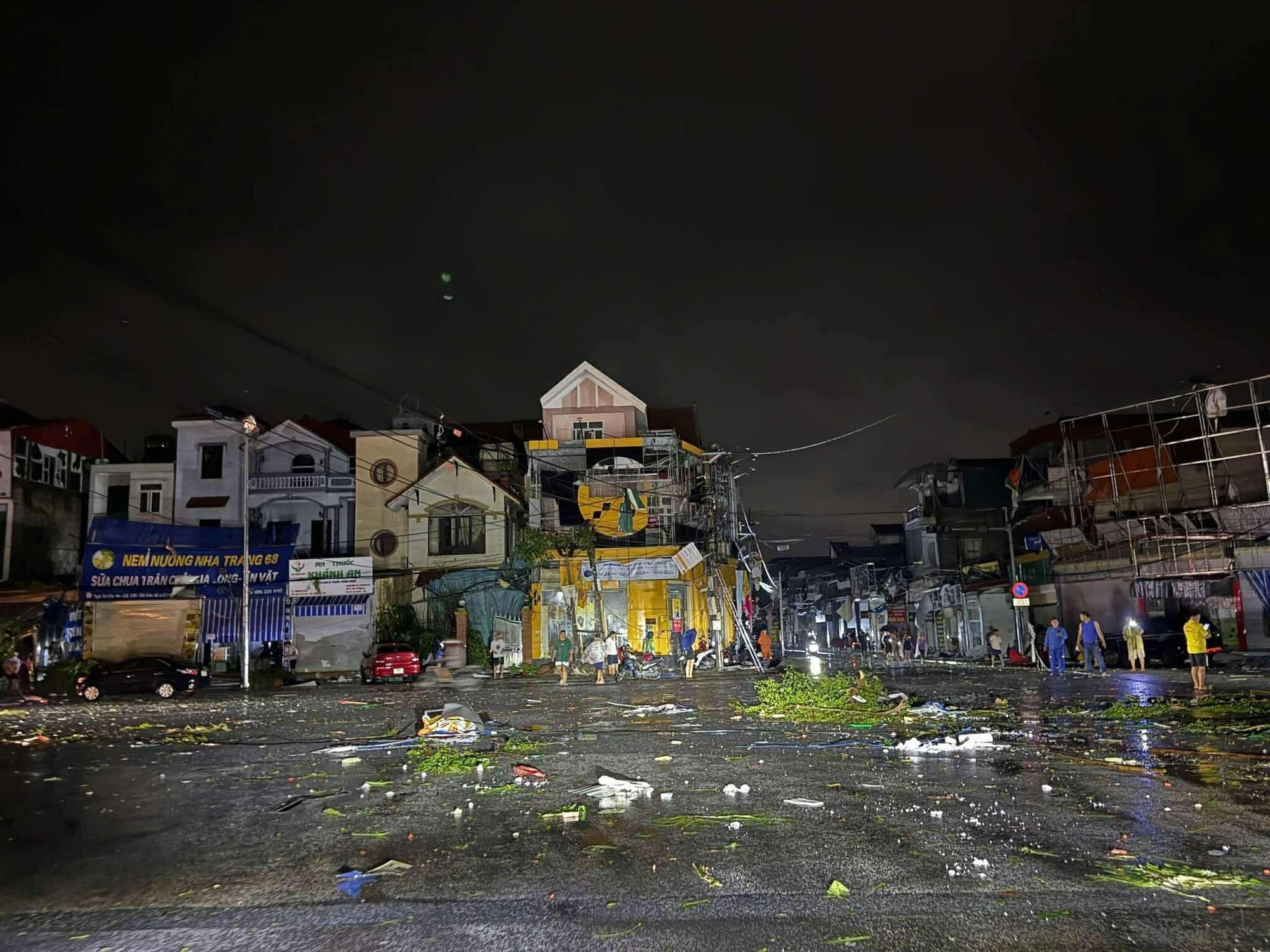 Lốc xoáy kinh hoàng ở Ninh Bình: Chỉ trong 2 phút hàng trăm nhà dân bị hư hại, cả con phố tan hoang - Hình 1