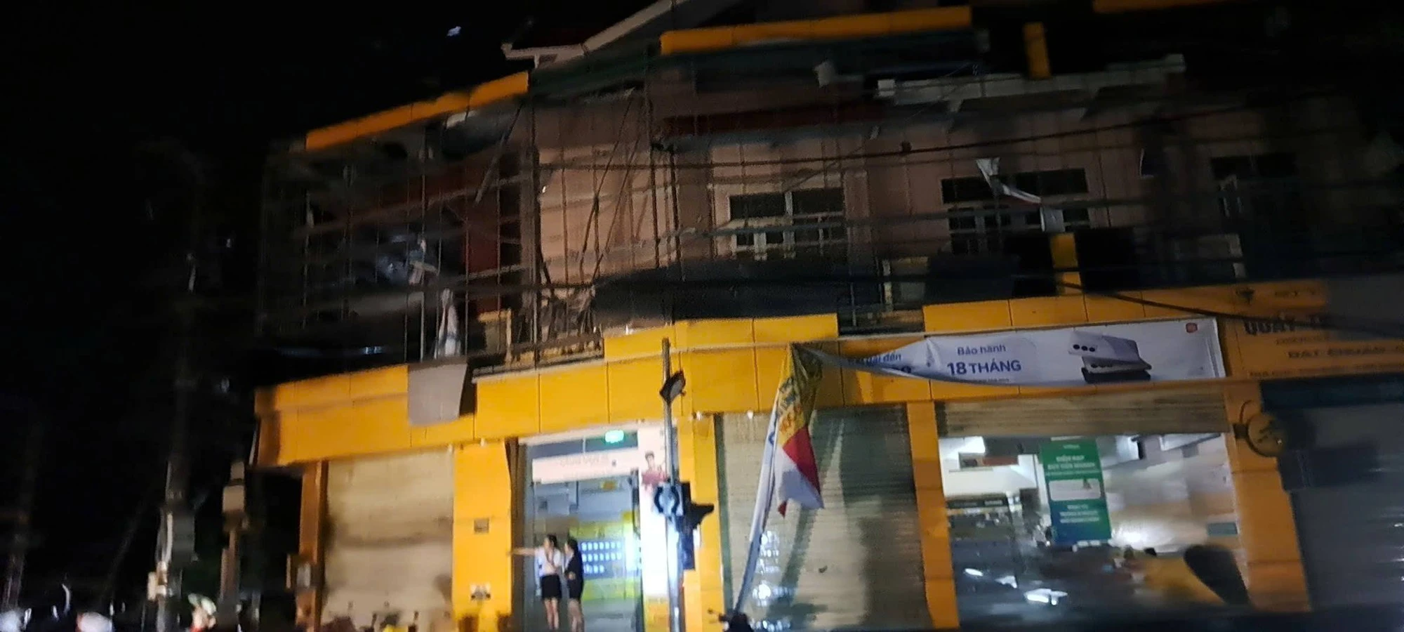 Lốc xoáy kinh hoàng ở Ninh Bình: Chỉ trong 2 phút hàng trăm nhà dân bị hư hại, cả con phố tan hoang - Hình 5