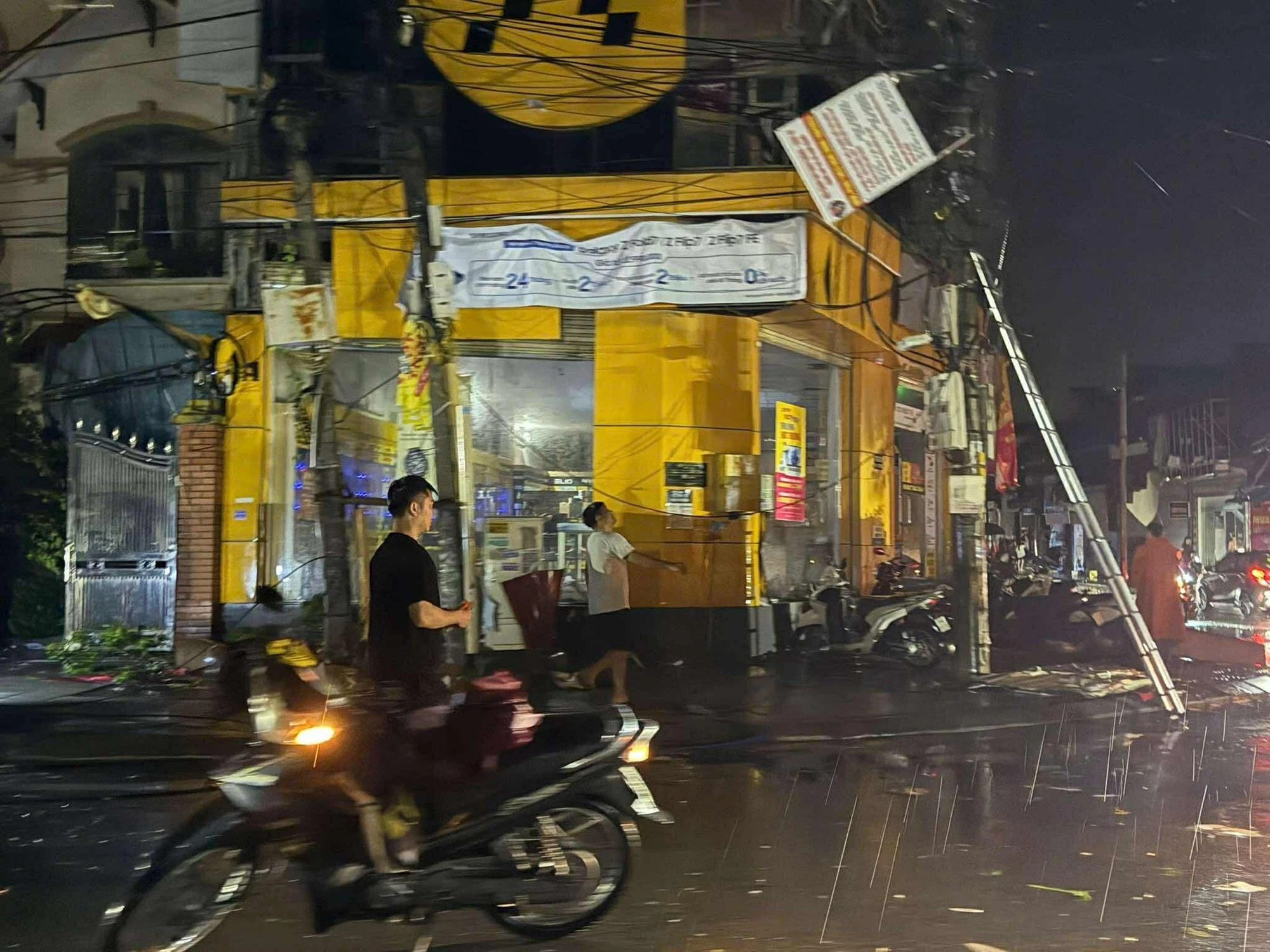 Lốc xoáy kinh hoàng ở Ninh Bình: Chỉ trong 2 phút hàng trăm nhà dân bị hư hại, cả con phố tan hoang - Hình 4